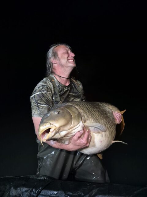 @trautmannklaus und @falk.strepkowski waren gemeinsam im Ausland unterwegs – mit dem Ziel, ein paar unvergessliche Tage am Wasser zu verbringen und vielleicht den einen oder anderen besonderen Fisch zu fangen. 

Am Ende der Session lagen gleich zwei Fische jenseits der 35-Kilo-Marke auf der Matte – gefangen auf unseren unterschätzten Sweet Source.

Durch kleine, aber entscheidende Details konnten sie sich deutlich von den anderen Anglern abheben und am Ende mit Abstand die meisten Fische fangen.

Für Falk ging bereits zu Beginn der Session ein absoluter Lebenstraum in Erfüllung. Besonders stark: Klaus freute sich ehrlich und von Herzen mit ihm – ganz ohne Neid oder Missgunst. Genau solche Freundschaften machen unser Hobby doch so besonders. 

Doch auch Klaus sollte zum Ende der Reise noch belohnt werden und konnte sich den Traum von einem gewaltigen Mirror erfüllen.

Manche Geschichten scheinen einfach geschrieben zu sein – und solche Momente erlebt man nur mit echten Freunden und Carptime Baits 🧡

[WERBUNG] 

🌐 Alle Produkte: auf unserer Homepage
📸 Fangbilder: schick sie uns per DM!

📞 Kontakt:
📱 WhatsApp: 0171 2736310
📧 carptimebaits@web.de
💬 Instagram & Facebook DM