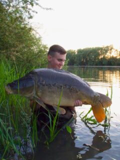 Wir blicken zurück auf ein äußerst erfolgreiches Frühjahr für @_jonas_carplife 
Direkt nach der Laich konnte er diesen traumhaften Spiegler abschöpfen. 
Crazy Orange 🍊 hat’s mal wieder gerichtet! 
[WERBUNG] 
🌐 Alle Produkte: auf unserer Homepage
📸 Fangbilder: schick sie uns per DM!

📞 Kontakt:
📱 WhatsApp: 0171 2736310
📧 carptimebaits@web.de
💬 Instagram & Facebook DM