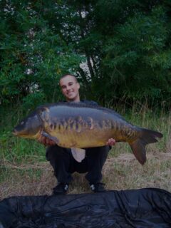 Die letzten Sessions waren für @theo_carplife alles andere als gewöhnlich. 

Von einer Woche mit über 65 Läufen bis hin zu diesem scaly Ausnahmefisch – manchmal sind es die einfachen Taktiken, die den Unterschied machen: 

Die Falle war denkbar simpel: Ein Doppel-24er Crazy Orange, direkt unter der Rutenspitze, platziert unter einem überhängenden Baum. Wenig Futter, maximale Präzision und volles Vertrauen in den Köder.

Genau dort, wo kaum jemand mit einem Fisch dieser Klasse gerechnet hätte, ging der Plan auf.

Wieder einmal hat unsere orange Wunderkugel gezeigt, warum sie ihren Namen trägt – Crazy Orange. 🍊

[WERBUNG] 
🌐 Alle Produkte: auf unserer Homepage
📸 Fangbilder: schick sie uns per DM!

📞 Kontakt:
📱 WhatsApp: 0171 2736310
📧 carptimebaits@web.de
💬 Instagram & Facebook DM