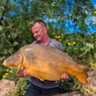 Weiter geht’s mit dem Sommerangeln von @trautmannklaus. ☀️🎣

Regelmäßig kommt Fisch, und auch der ein oder andere dicke Karpfen lässt sich unseren Red Tuna nicht entgehen. Als „Match the Hatch“ kombiniert mit einem Base Mix Pop Up entsteht eine auffällige, aber dennoch natürliche Präsentation.

So konnte auch dieser urige Spiegler dem Köder nicht widerstehen. 🧡🧡
[WERBUNG] 
🌐 Alle Produkte: auf unserer Homepage
📸 Fangbilder: schick sie uns per DM!

📞 Kontakt:
📱 WhatsApp: 0171 2736310
📧 carptimebaits@web.de
💬 Instagram & Facebook DM