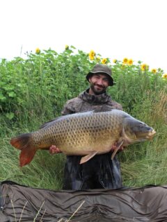 Richard räumt am Stausee ab! 🐋

Unser Richard war am Stausee unterwegs und das Ergebnis kann sich definitiv sehen lassen! 

Gleich zwei richtig starke Fische konnte er auf die Matte legen. Einer davon sogar ein echter Top Fisch des Sees! 

Gefischt wurde mit unserem 20 mm Krill SF in Kombination mit dem passenden Krill Stickmix. Eine Kombination, die den Fischen offenbar richtig gut geschmeckt hat! 🐋🙌🏻
[WERBUNG] 
🌐 Alle Produkte: auf unserer Homepage
📸 Fangbilder: schick sie uns per DM!

📞 Kontakt:
📱 WhatsApp: 0171 2736310
📧 carptimebaits@web.de
💬 Instagram & Facebook DM