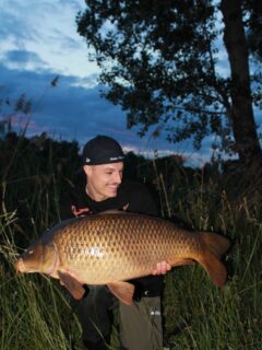 Sommerangeln für @sprint_ex_fishing 

Keep it simple: Wetterwechsel abgewartet, einen Platz an einer steil abfallenden Uferkante gefunden und über mehrere Tage gezielt gefüttert. Zwei Ruten direkt auf den Spot – gefüttert wurde mit Krill SF und ein paar Tigernüssen.

Gerade das ufernahe Angeln machte das Angeln besonders einfach. Die Karpfen patrouillierten vor allem in den frühen Nacht- und Morgenstunden an der Kante entlang – genau dort lagen auch die Beißfenster 

Erfolgsköder: Krill SF Hookbait mit einem Sweet Corn Pop Up 

[WERBUNG] 
🌐 Alle Produkte: auf unserer Homepage
📸 Fangbilder: schick sie uns per DM!

📞 Kontakt:
📱 WhatsApp: 0171 2736310
📧 carptimebaits@web.de
💬 Instagram & Facebook DM