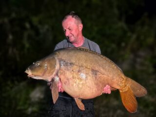 Weiter geht’s mit Klaus’ Fangserie auf seinem Futterplatz.

Diesmal stieg ein besserer Spiegler nach dem anderen ein – ein klarer Beweis dafür, dass die Fische selten alleine kommen. 

Konstanz beim Füttern, Vertrauen in den Platz und natürlich unser Red Tuna #redtunaregelt 

[WERBUNG] 
🌐 Alle Produkte: auf unserer Homepage
📸 Fangbilder: schick sie uns per DM!

📞 Kontakt:
📱 WhatsApp: 0171 2736310
📧 carptimebaits@web.de
💬 Instagram & Facebook DM