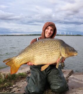 Kurzen Session nach der Arbeit. 

Neben diesem wunderschönen Schuppi konnten noch fünf weitere Karpfen gelandet werden. Der Schlüssel zum Erfolg: 20 mm Red Tuna Boilies, kombiniert mit Fake Corn als auffälligem Hookbait und lediglich 1–2 Händen Beifutter.

Keep it Simpel 🧡🧡

[WERBUNG] 
🌐 Alle Produkte: auf unserer Homepage
📸 Fangbilder: schick sie uns per DM!

📞 Kontakt:
📱 WhatsApp: 0171 2736310
📧 carptimebaits@web.de
💬 Instagram & Facebook DM