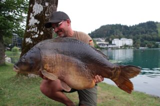*** Der perfekte Start ***

Nach einer extrem anstrengenden Fahrt und viel zu wenig Schlaf wurden wir bereits nach knapp fünf Minuten belohnt: Unser erster 30-Kilo-Fisch lag auf der Matte! Ein absoluter Charakterfisch vom A-Team, der außergewöhnlicher kaum hätte sein können.

[WERBUNG] 
🌐 Alle Produkte: auf unserer Homepage
📸 Fangbilder: schick sie uns per DM!

📞 Kontakt:
📱 WhatsApp: 0171 2736310
📧 carptimebaits@web.de
💬 Instagram & Facebook DM

Doch das war erst der Anfang. Ein weiteres Highlight folgte kurz darauf: Ein uralter, grauer Spiegelkarpfen, der vermutlich zu den ältesten Bewohnern des Gewässers zählt. Was in den darauffolgenden Tagen noch passieren sollte, hätten wir uns in unseren kühnsten Träumen nicht ausmalen können...
 

Die wohl bekannteste Kirche am Bleder See ( Wallfahrtskirche Mariä Himmelfahrt ) ⛪️